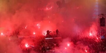 (Видео) Еуфорија во Загреб, дочек на фудбалерите кои го терале пилотот да лета ниско над градот за да ја видат атмосферата