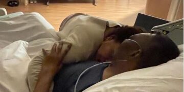 Уште една ноќ заедно, напиша ќерката на Пеле на фотографија каде го гушка татко ѝ додека тој лежи на болнички кревет