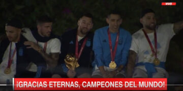 (Видео) Аргентинските фудбалери избегнаа трагедија на дочекот