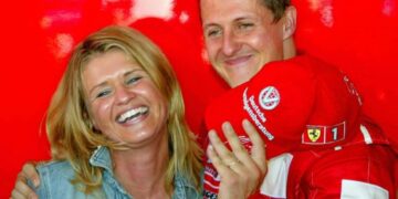 Поранешни Формула 1-возачи и менаџери ја нападнаа сопругата на Шумахер дека не им дозволува да го видат