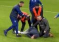 (Видео) Навивач влезе на теренот и глумеше повреда на фудбалски натпревар, па ја побара докторката за жена