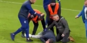 (Видео) Навивач влезе на теренот и глумеше повреда на фудбалски натпревар, па ја побара докторката за жена