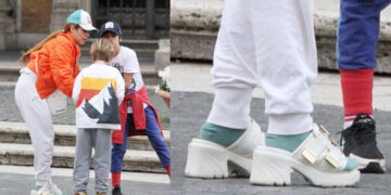 Во сандали со чорапи среде зима Шакира се прошета во Рим