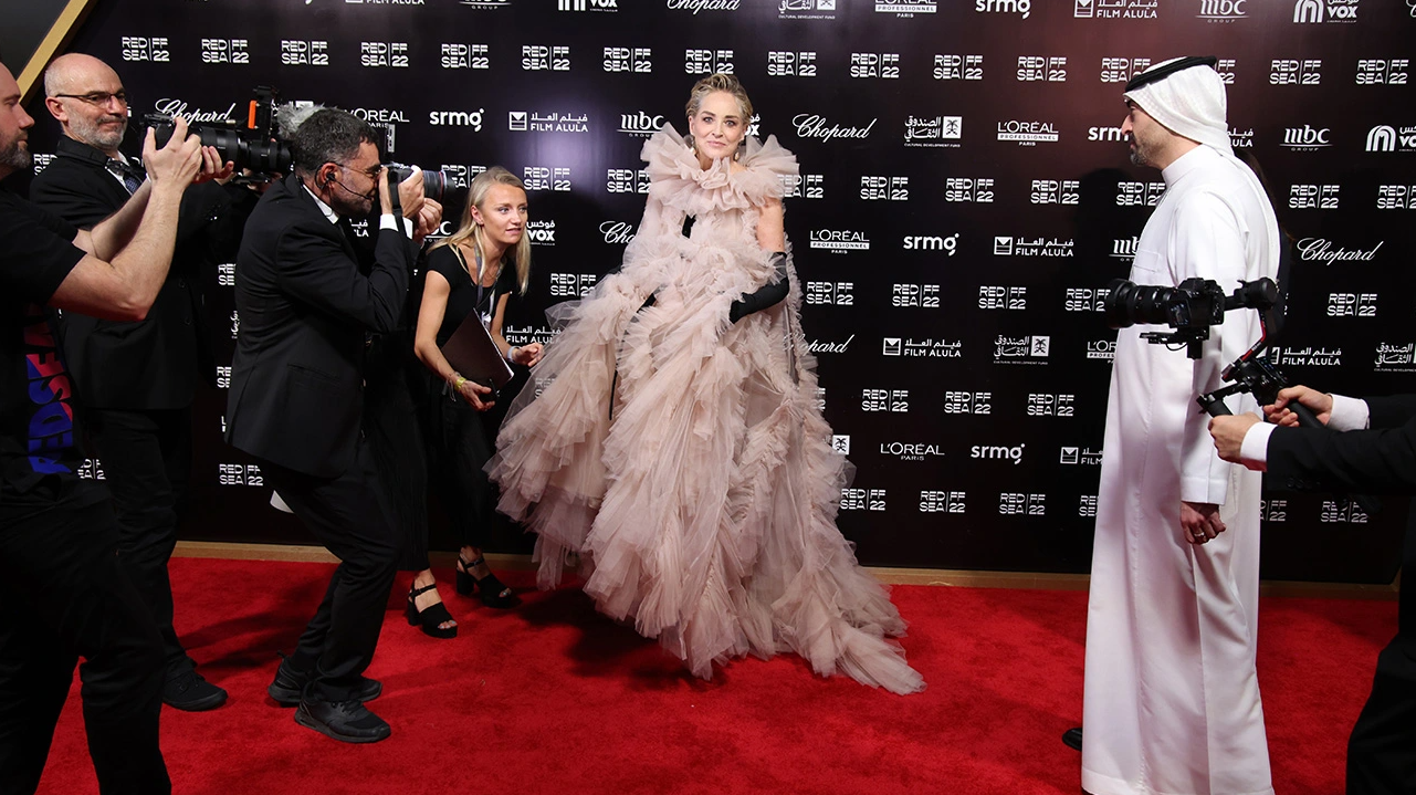 Шерон Стоун во фустан од тул и црни ракавици, на премиера во Саудсика Арабија