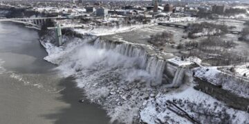 (Фото) Нијагарските Водопади замрзнаа поради ниските температури во САД