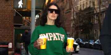 (Видео) По најавите дека мажот ѝ ќе го обвинат за убиство, сопругата на Алек Болдвин побара од новинарите да ја остават на мира