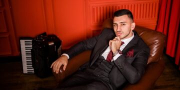 (Видео) Пејачи, водители и глумци во новиот спот на хармоникашот Мишел Трајковски