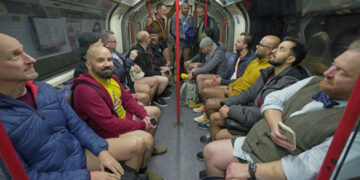 По двегодишна пауза, жителите на Лондон повторно се возеа во метро без панталони