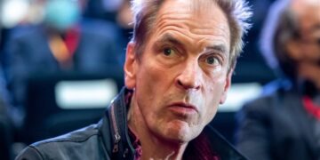 Полицијата трага по актерот Џулијан Сендс откако се загуби при планинарење во Јужна Калифорнија