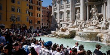 Фонтаната „Ди Треви“ во Рим неделно собира 1.500 евра помалку од лани