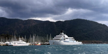 Луксузната јахта на Роман Абрамович закотвена во турското пристаниште Мармарис