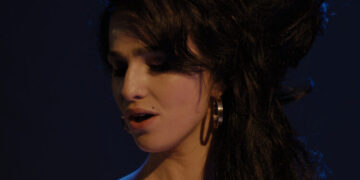 Првата фотографија на Мариса Абела како Ејми Вајнхаус во биографскиот филм за пејачката