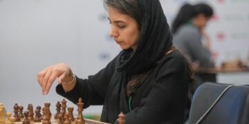 Иранска шахистка настапи без хиџаб, по турнирот – ѝ се заканија дека ќе ја убијат