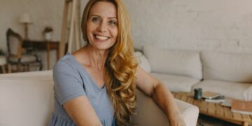 Виткана фризура со која може да ги скриете годините