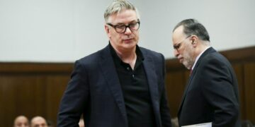 Филмот „Раст“, во кој беше застрелана снимателката Хачинс, ќе продолжи да се снима со Алек Болдвин