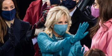 Синиот фустан на Џил Бајден од денот на инаугурацијата изложен во музеј