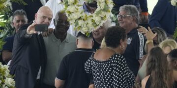 Претседателот на ФИФА направи селфи покрај отворениот ковчег на Пеле