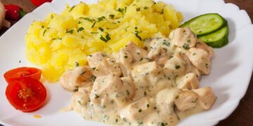 Рецепт за пилешко со бел сос и пире