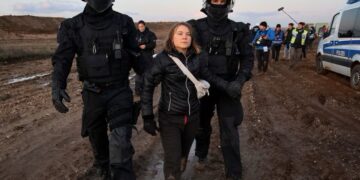 Заштитата на климата не е злосторство, рече Грета Тунберг по апсењето во Германија