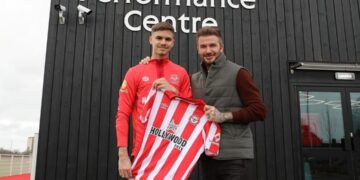 Ромео Бекам си отиде од клубот на својот татко и потпиша договор за „Брентфорд“