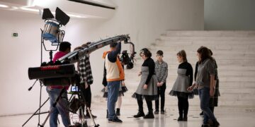 Актери од инклузивен ансамбл глумат во филмот „Чудата во земјата на Алисите“