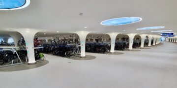 Во Амстердам отворен подводен паркинг за 7.000 велосипеди