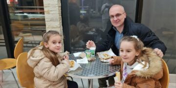 На кифла и јогурт-Антонио Милошоски со ќерките 