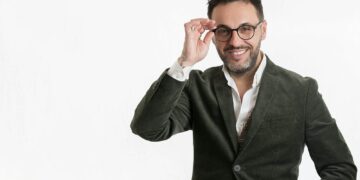 (Видео) Битолчанецот Менде Куновски промовира модерна серенада