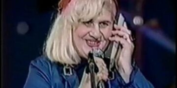 Бивша стриптизета го нарече Хари кукавица затоа што не ја спомнал во мемоарите