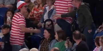 (Фото) Пијаните навивачи што го провоцираа Ѓоковиќ на Австралија опен се најмени хулигани