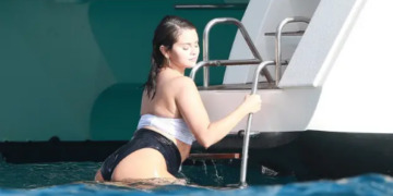 (Фото) Селена Гомез славеше Нова година на јахта со пријателите Бруклин Бекам и Никола Пелц