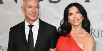 Џеф Безос има 196 милијарди долари и љуби шест години помлада водителка, еден од најбогатите луѓе го прослави 59. роденден