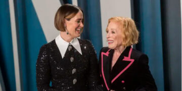 Евелин од „Два и пол мажи“ е во врска со 32 години помлада глумица