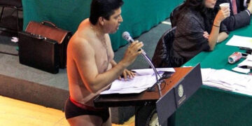 (Фото) Пратеник се соблече на говорница