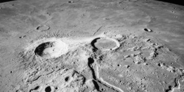 Парчиња вселенски отпад прават нови кратери на Месечината