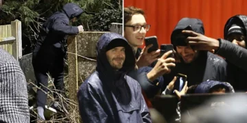 (Видео) Бекам скокаше преку ограда да избега од фановите на првиот натпревар на син му Ромео