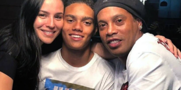 Синот на Роналдињо пред потпис во Барселона