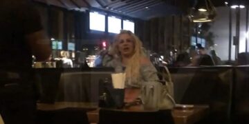 (Видео) Бритни Спирс имаше нервен слом среде ресторан во Лос Анџелес