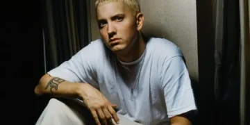 Еминем се чувствува лошо кога ќе ја слушне една од неговите најдобри песни на радио, заради мајка му рече дека никогаш повеќе не сака да ја пее