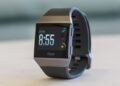 Fitbit ги повлече паметните часовници затоа што им прегоруваат батериите па може да дојде до изгореници на рацете