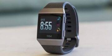 Fitbit ги повлече паметните часовници затоа што им прегоруваат батериите па може да дојде до изгореници на рацете
