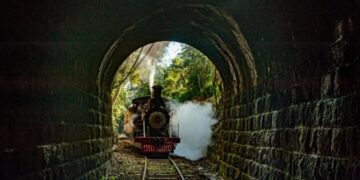 Воз со патници влегол во тунел и исчезнал