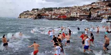 Васко Довлев го фати крстот во Охрид