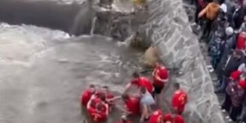 (Видео) Момчиња се туркаа и влечеа кој да го фати крстот во Крива Паланка