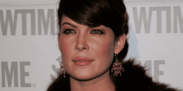 (Фото) Пластичните операции ѝ го уништија лицето на Лара Флин Бојл