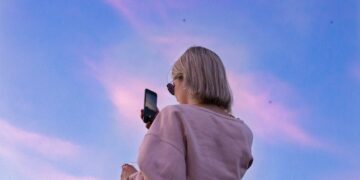 Вработените во „Тик-ток“ одлучуваат кои видеа ќе станат популарни