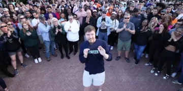 (Видео) Познат јутјубер и доктор од Флорида им помогнале на 1.000 слепи лица да прогледаат