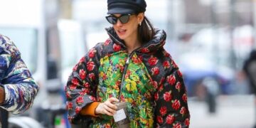 Ен Хатавеј во цветна јакна, која е хит оваа зима