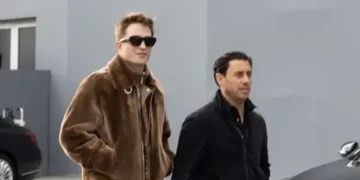 Роберт Патинсон на модна ревија во Париз дојде во фустан