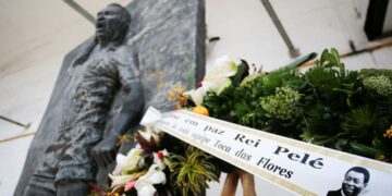 Фановите се простуваат од Пеле, фудбалерот ќе биде погребан со поглед на теренот на Сантос